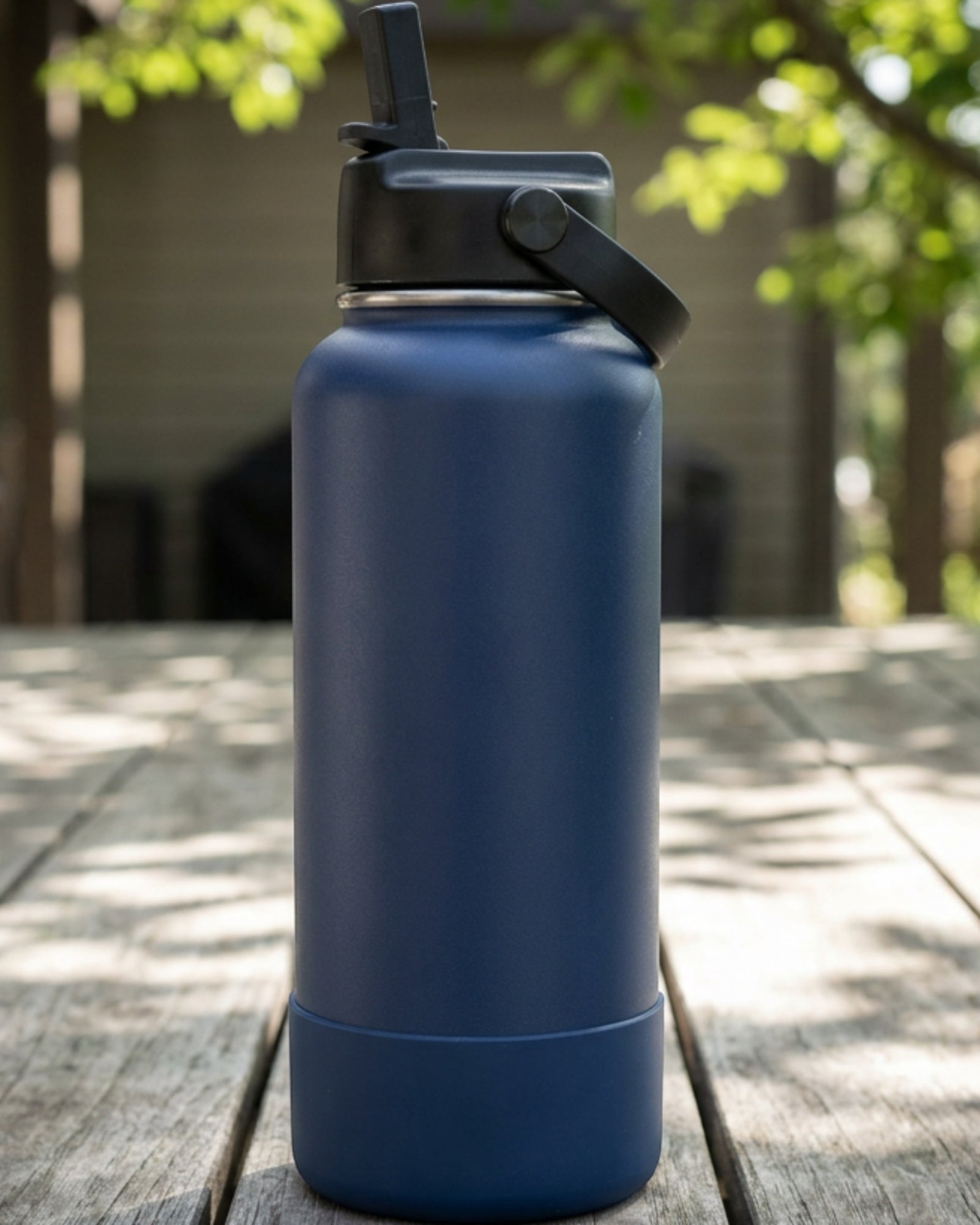 Zptwv Wide-Mouth Insulated Bottle with Folding Straw Lid 32 oz Navy - Lifestyle view